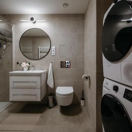 Days - 1bdr - Garage - Balcony - Great Access Apartament Praga