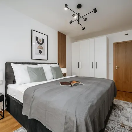 Days - 1bdr - Garage - Balcony - Great Access * Praga