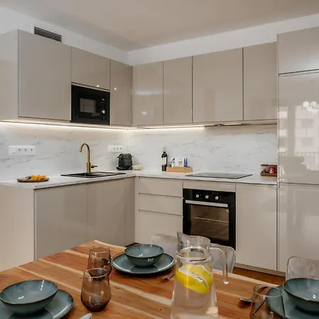 Days - One-bedroom With Garage Parking And Balcony