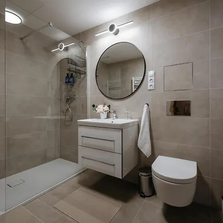 Days - 1bdr - Garage - Balcony - Great Access Apartment Prague